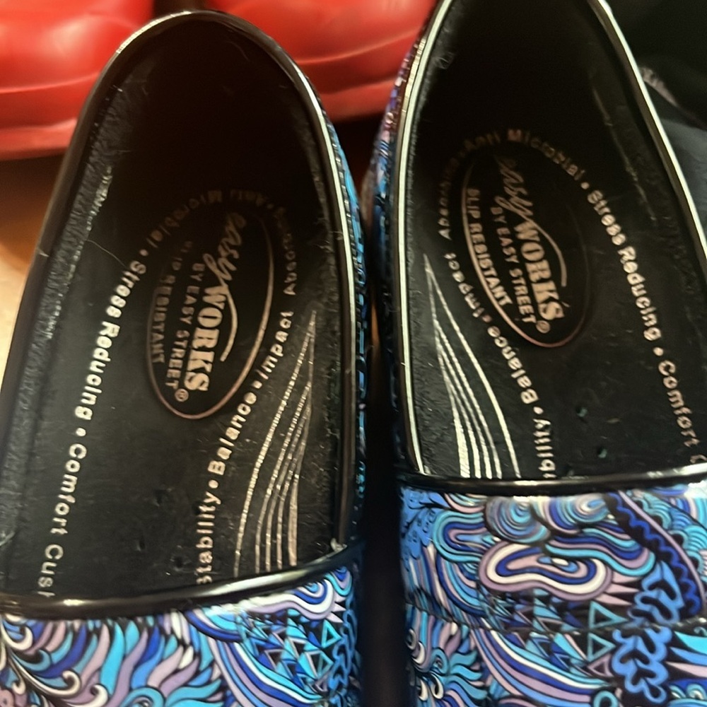 Easy Works by Easy Street Women's Laurie Blue/Purple/Teal Patent Floral Pattern - Picture 7 of 7